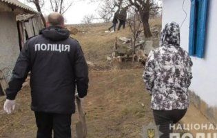 Поклала в пакет і живцем закопала: мати жорстоко вбила немовля (фото, відео)