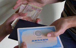 На врученні студент розірвав куплений за 350 доларів диплом  (відео)