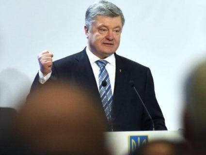 «Боїтесь? Не бійтесь»:  Порошенко на мітингу побив дівчину (відео)