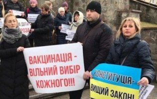 Право на освіту: в Луцьку вийшли на мітинг батьки дітей без щеплень (фото, відео)