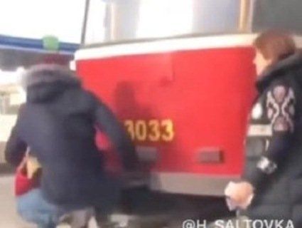 Виховний копняк: водійка трамвая покарала «зачепера» (відео)
