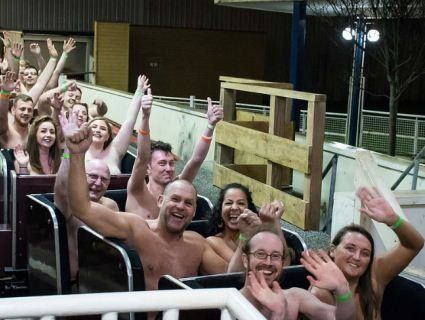 Світовий рекорд: 200 голих британців проїхались на американських гірках