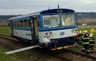 У Чехії зіштовхнулися пасажирський і вантажний потяги (фото)
