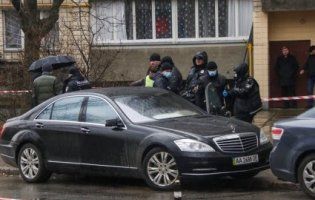 У Києві «гучна мокруха»:  убивця в одязі «копа» розстріляв чоловіка в Mercedes (фото)