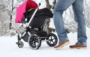 Горе-татусь на прогулянці з візком мало не довів немовля до переохолодження (фото)