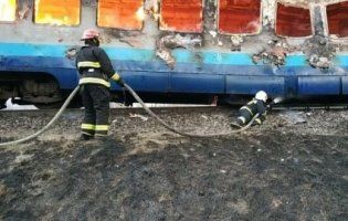 На Рівненщині декілька годин гасили охоплений вогнем потяг (фото)