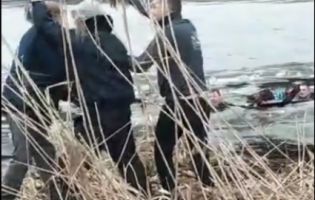 Свої супергерої : у Києві перехожі витягли із озера дітей, які пішли під лід (відео)