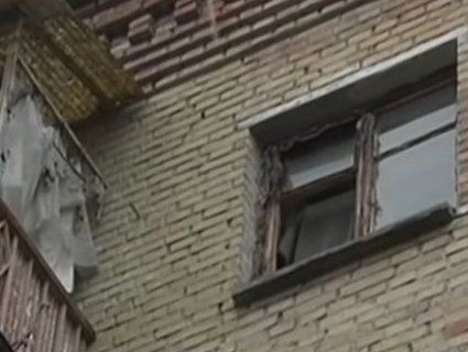 Гавкіт і сморід – у Києві квартира перетворилася на притулок для вуличних собак (відео)