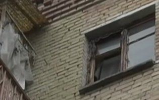 Гавкіт і сморід – у Києві квартира перетворилася на притулок для вуличних собак (відео)
