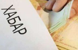 Двох рівненських викладачів судять за хабарі