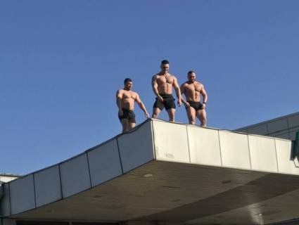 Оголені чоловіки в центрі Києва привітали жінок зі святом (відео)