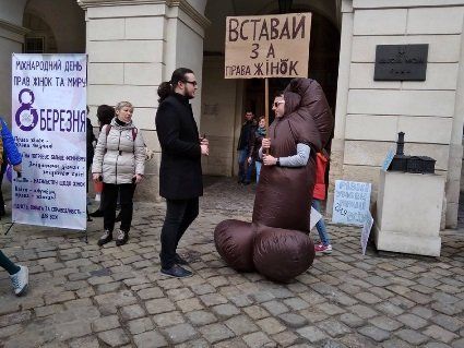 «Вставай за права жінок»: у Львові мітингує чоловік у костюмі гігантського пенісу (відео)
