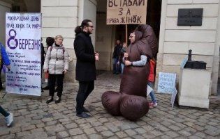 «Вставай за права жінок»: у Львові мітингує чоловік у костюмі гігантського пенісу (відео)