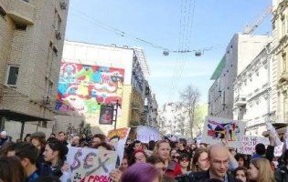 «Секс за гроші = ґвалт»: У Києві з петардами проходить марш феміністок (фото, відео)