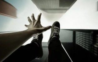 У Луцьку  хвиля  самогубств: чоловік стрибав з даху, дівчина різала вени