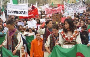 В Алжирі пройшла грандіозна акція протесту (фото, відео)