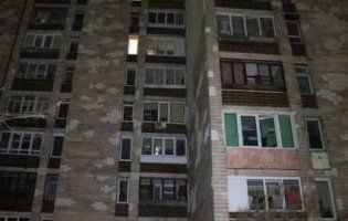 У Києві психічно хвора гола жінка викинулася з вікна (фото 18+)