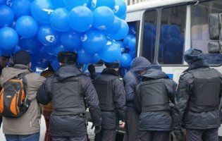 На мітингу поліція арештовує…повітряні кульки (фото)