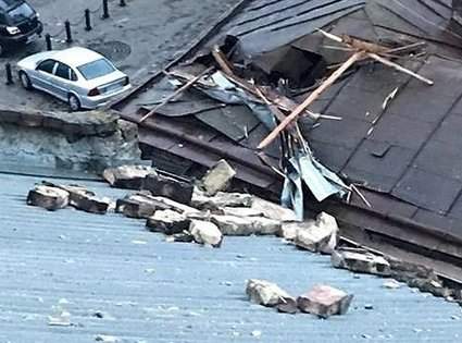 Зірвані дахи та знеструмлені села – Львівщину охопив буревій (відео)