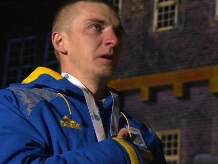 Український біатлоніст, забравши «золото» мундіалю, не стримав сліз на п’єдесталі (відео)