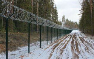 Латвія на кордоні з Росією звела паркан з колючого дроту