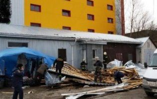 Вітер зірвав дах із магазину: 1 людина загинула, ще 1 – в реанімації (фото)