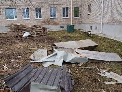 У школі під Луцьком призупинили навчання через зірваний дах (фото)