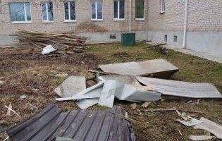 У школі під Луцьком призупинили навчання через зірваний дах (фото)