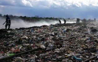 На Львівщині третю добу горить сміттєзвалище