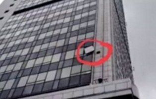 «Справу закрито»: з вікон Апеляційного суду Києва вихром винесло документи (відео)