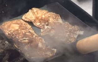«Старовинний руський звичай»: росіян знову погодували млинцями із шуфель (відео)