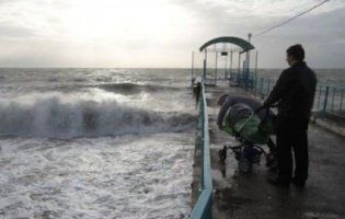 В Одесі ураганний вітер здув у море візок з дитиною (відео)