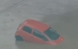 У Бразилії масштабна повінь винесла машини на дахи будинків (відео)