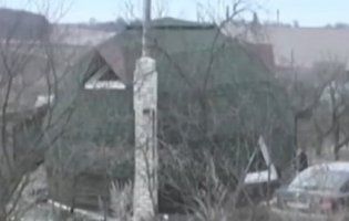 На Тернопіллі звели будинок із непотребу (відео)