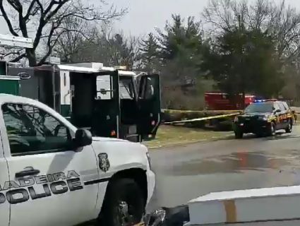 Транспортний літак впав на житловий будинок (фото)