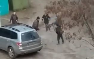 У Харкові підлітки «відпрацювали карате» на п’яничці (відео)