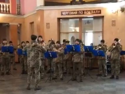День добровольця: на вокзалі у Рівному грає військовий оркестр (відео)