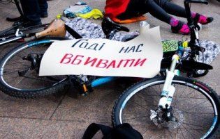 У Києві десятки велосипедистів лягли «вмирати» під стінами мерії (фото)