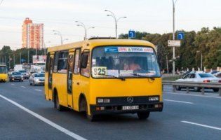Поламав щелепу і ніс: у Києві маршрутник жорстоко побив пасажира (фото)