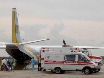 До Львова літаком транспортували важкопоранених бійців ЗСУ (фото)
