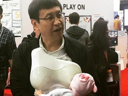 «Тато-годувальник»: японці розробили штучні груди для чоловіків