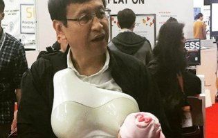 «Тато-годувальник»: японці розробили штучні груди для чоловіків