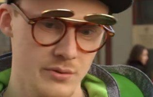 Журналісти відшукали героя, що врятував матір і немовля, яких здуло в море в Одесі (відео)