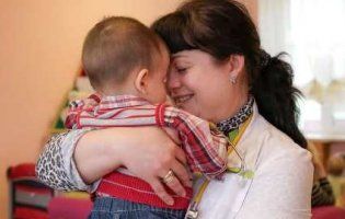 Новонароджений, якого мати-українка покинула у московському пологовому, повернувся в Україну