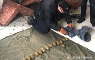 На Рівненщині виявили цілий арсенал зброї: патрони, вибухівку, гранатомети (фото, відео)