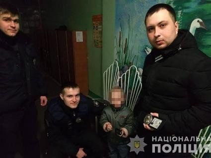 На Луганщині п’яна бабуся вигнала на вулицю 4-річного онука: дитина була боса