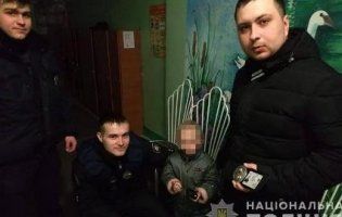 На Луганщині п’яна бабуся вигнала на вулицю 4-річного онука: дитина була боса