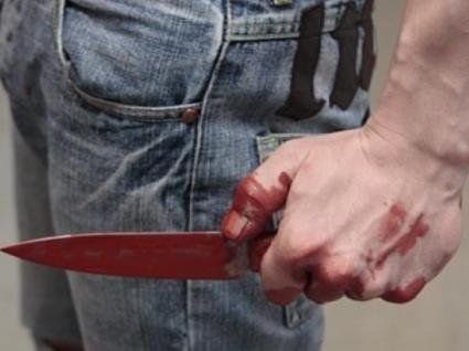 У Києві чоловіка затримали із закривавленими ножами