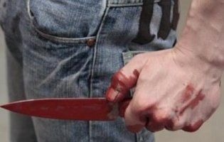 У Києві чоловіка затримали із закривавленими ножами