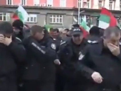 Болгарські силовики самі себе залили сльозогінним газом (відео)
